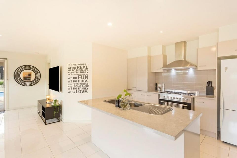 Family w Large Pool & Game Garage Wlk to Beach House in Cowes