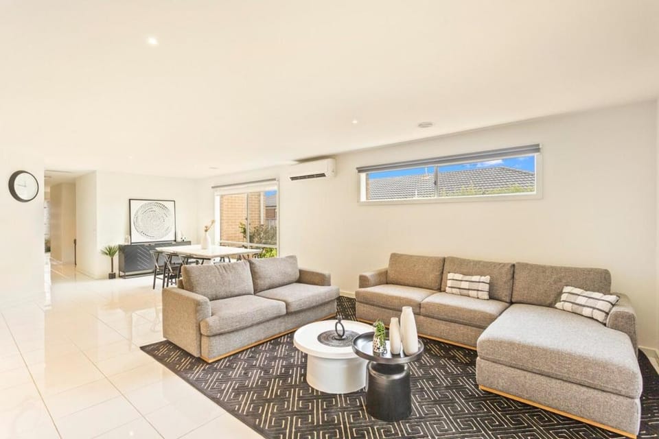 Family w Large Pool & Game Garage Wlk to Beach House in Cowes
