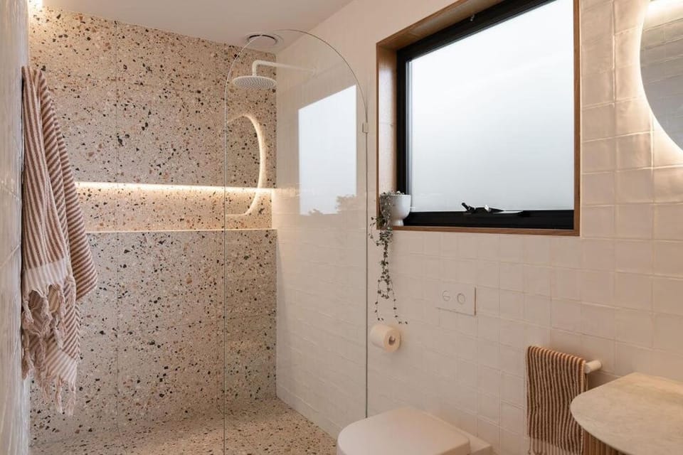 Shower, Toilet, Bathroom, towels