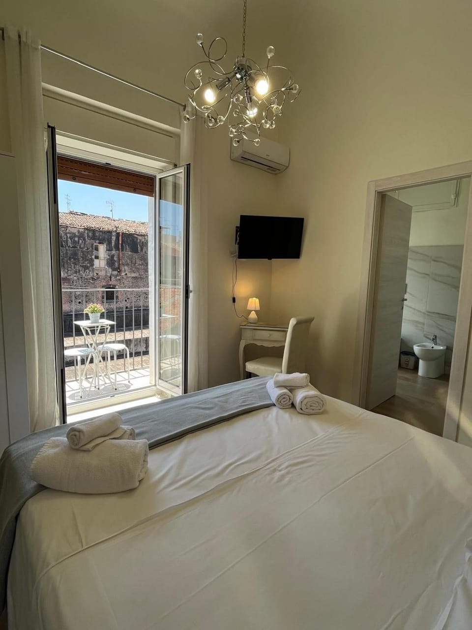 TV and multimedia, Photo of the whole room, Bedroom