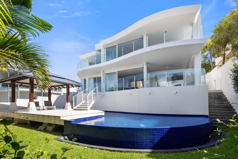 Property building, Garden, Swimming pool, Swimming pool