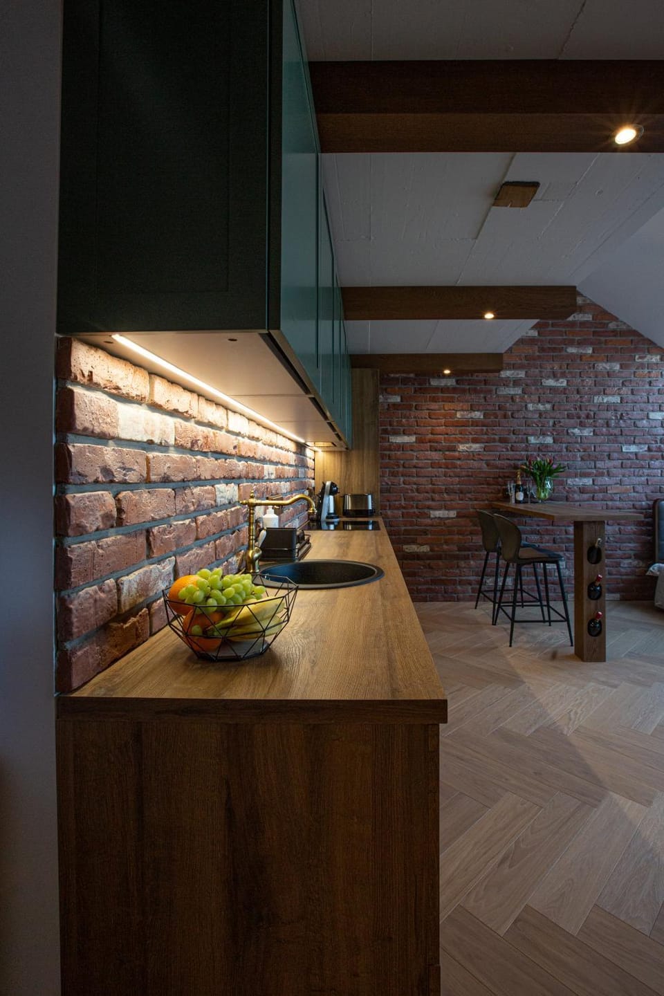 Kitchen or kitchenette, Dining area
