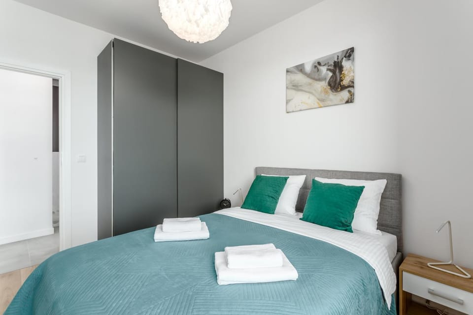 Bed, Bedroom, towels, wardrobe