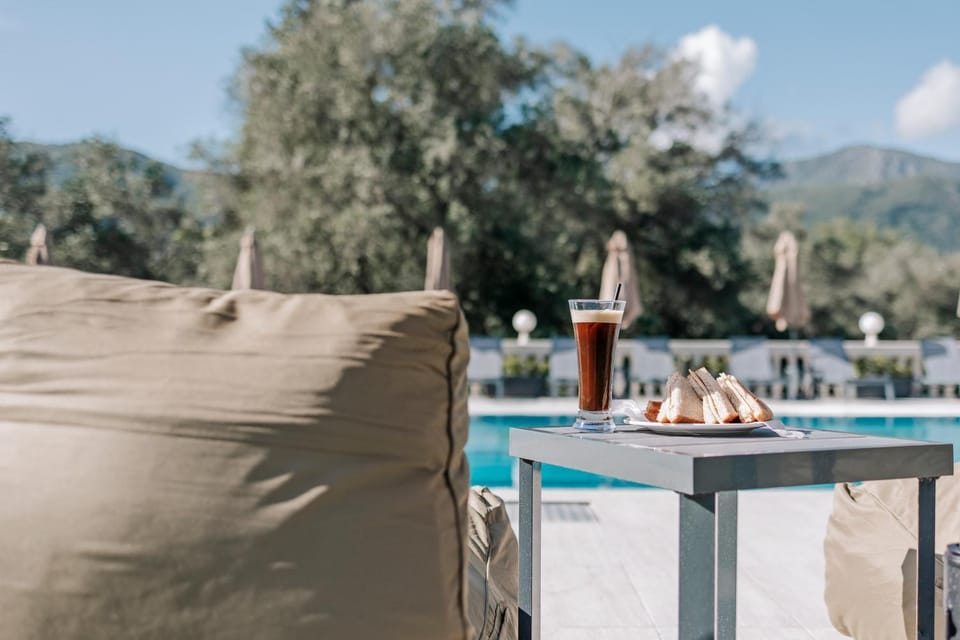Day, Food and drinks, Dining area, Pool view, Swimming pool, Drinks