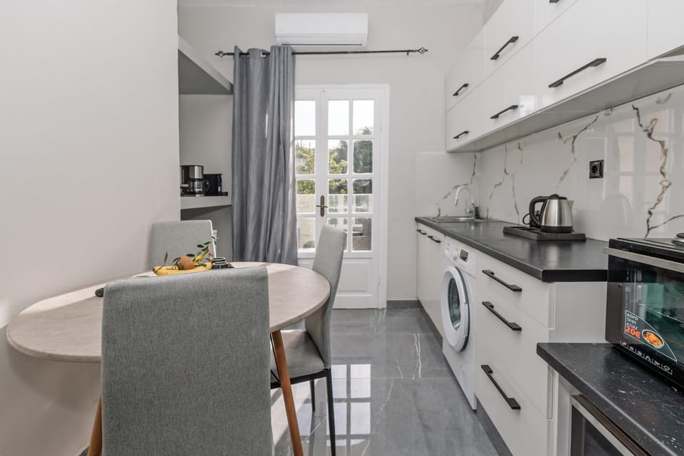 Coffee/tea facilities, Kitchen or kitchenette, Dining area, dishwasher, oven, stove, toaster