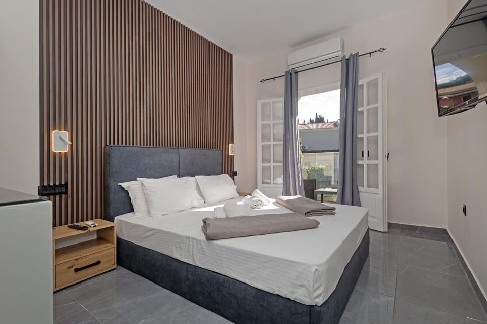 Bed, TV and multimedia, Photo of the whole room, Bedroom