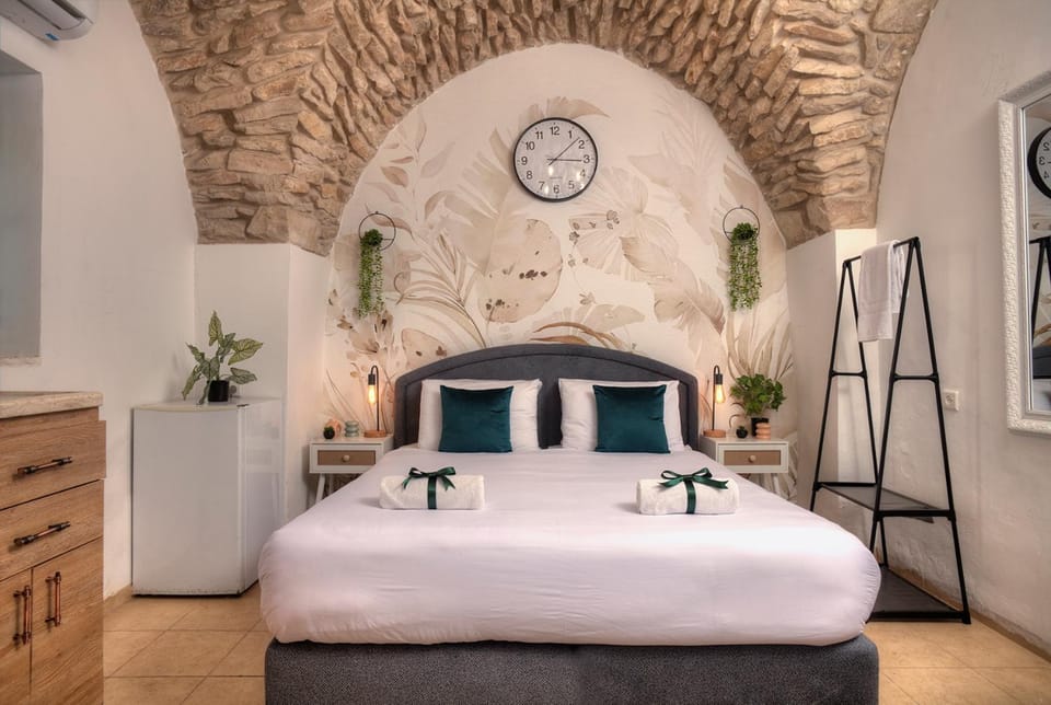Bed, Kitchen or kitchenette, Photo of the whole room, Bedroom