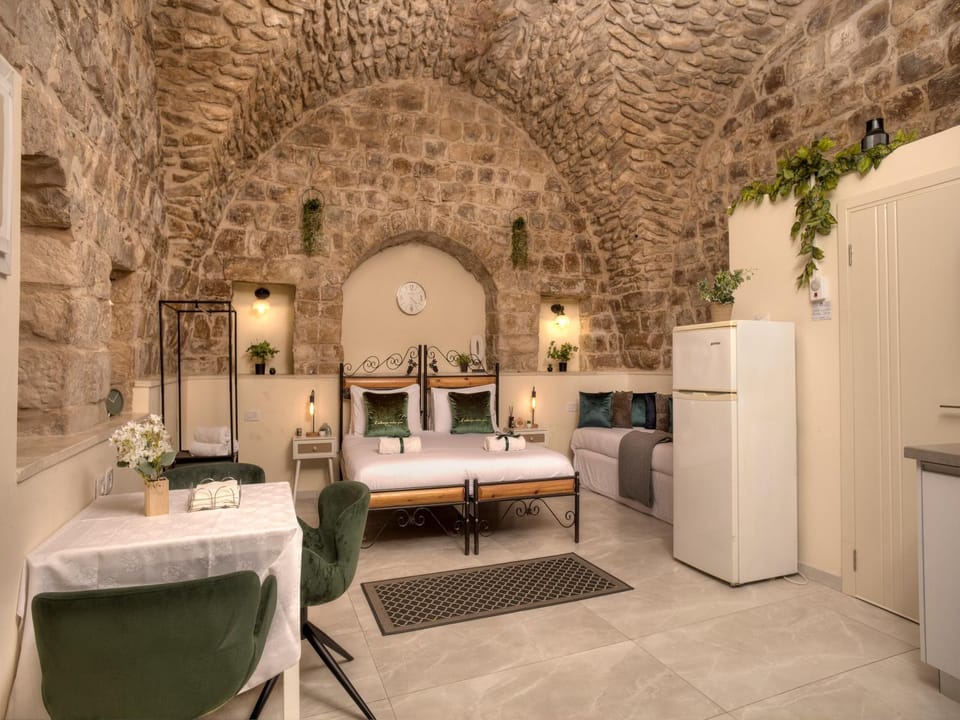 Bed, Kitchen or kitchenette, Seating area, Dining area