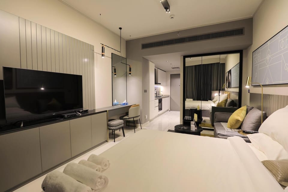 Bed, TV and multimedia, Living room, Photo of the whole room, Seating area, Bedroom