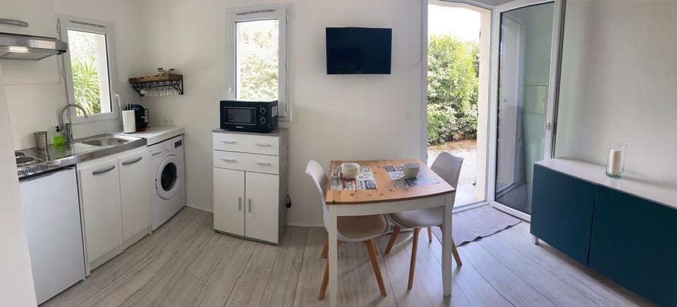 TV and multimedia, Coffee/tea facilities, Kitchen or kitchenette, Dining area, minibar, stove, washing machine