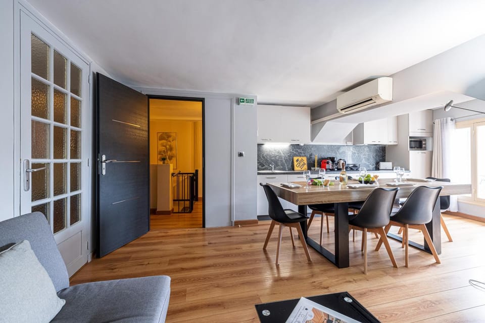 Kitchen or kitchenette, Living room, Dining area