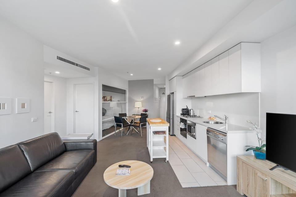 Resort Style Living Yarra Wharf Apartment in Southbank