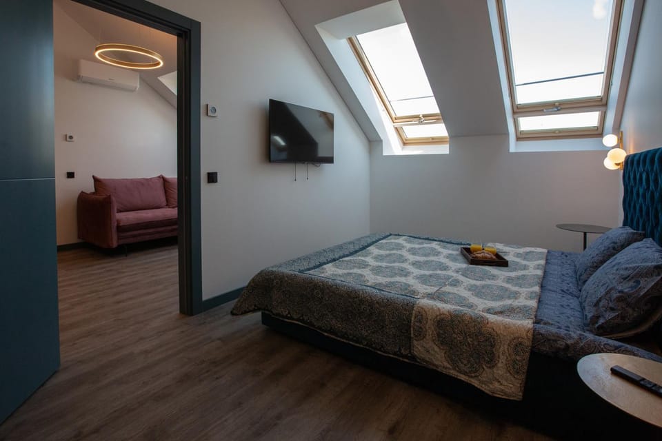 Bed, TV and multimedia, Living room, Bedroom