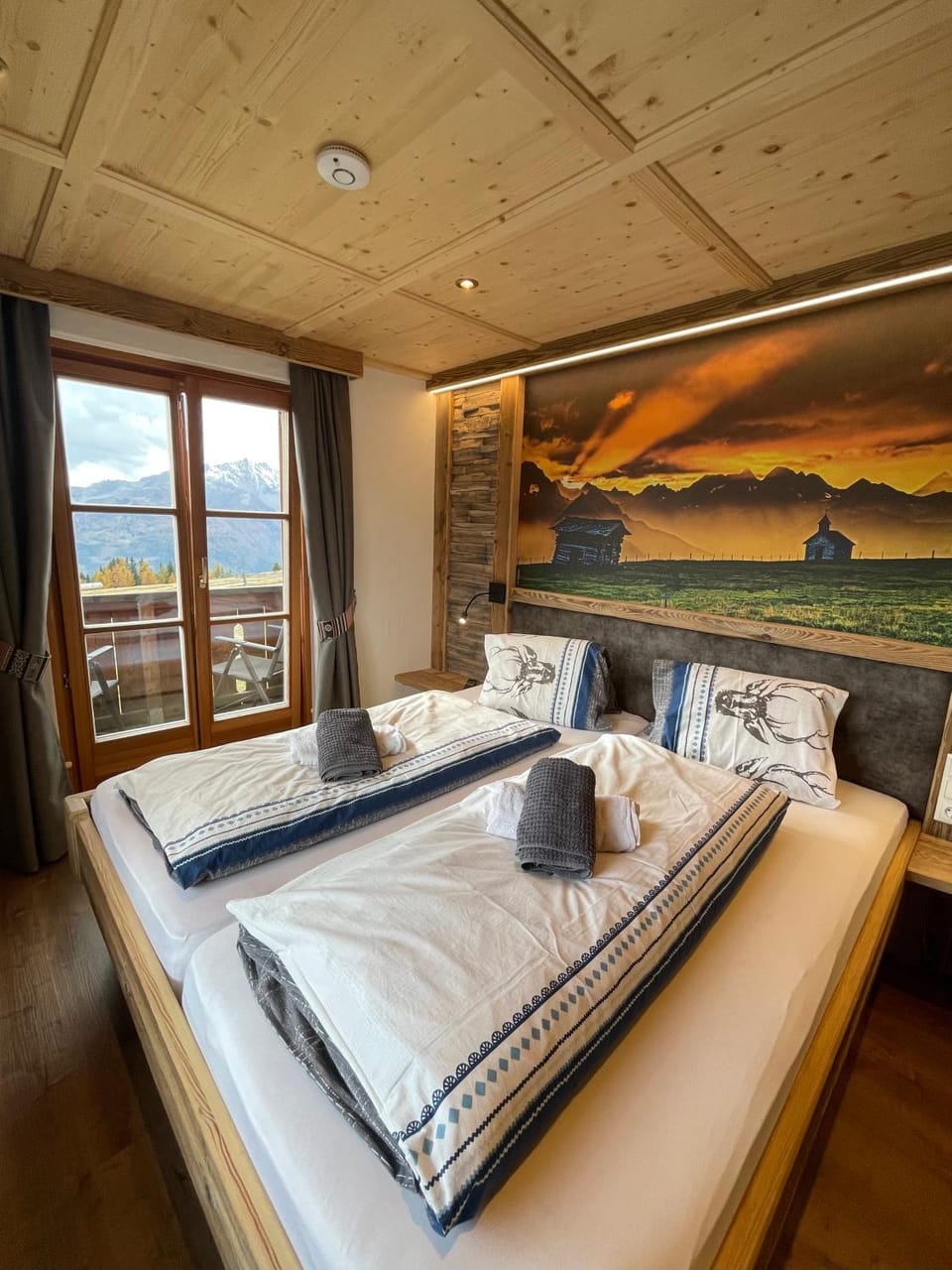 Bed, Natural landscape, Photo of the whole room, Bedroom, Mountain view