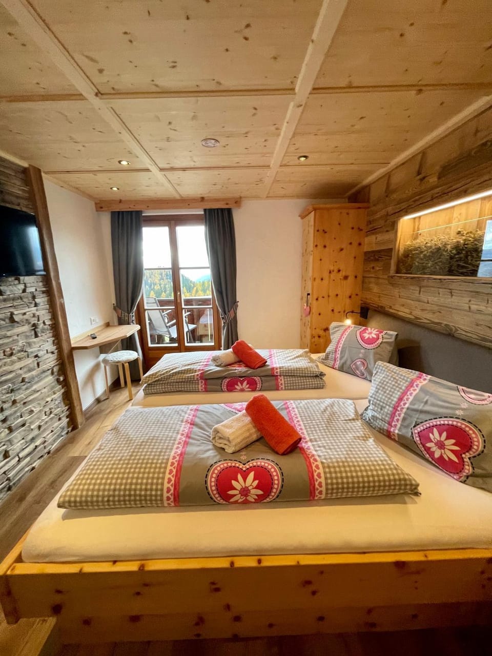Bed, Photo of the whole room, Bedroom