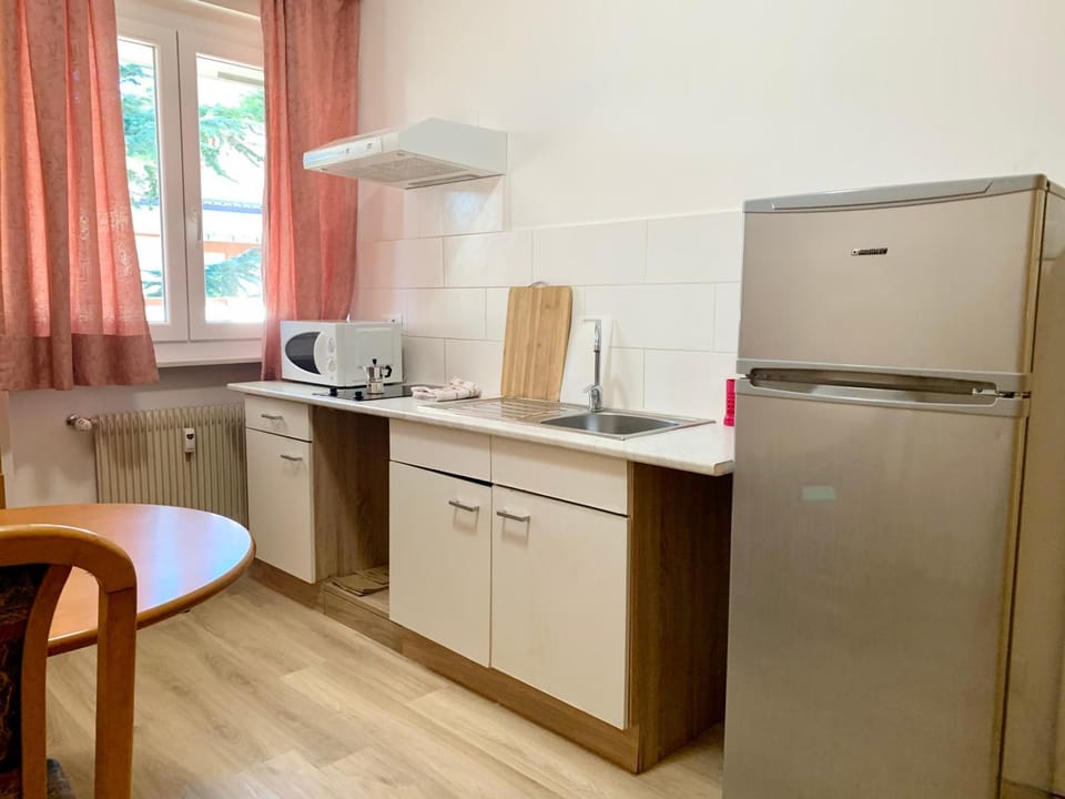 Coffee/tea facilities, Kitchen or kitchenette, Dining area