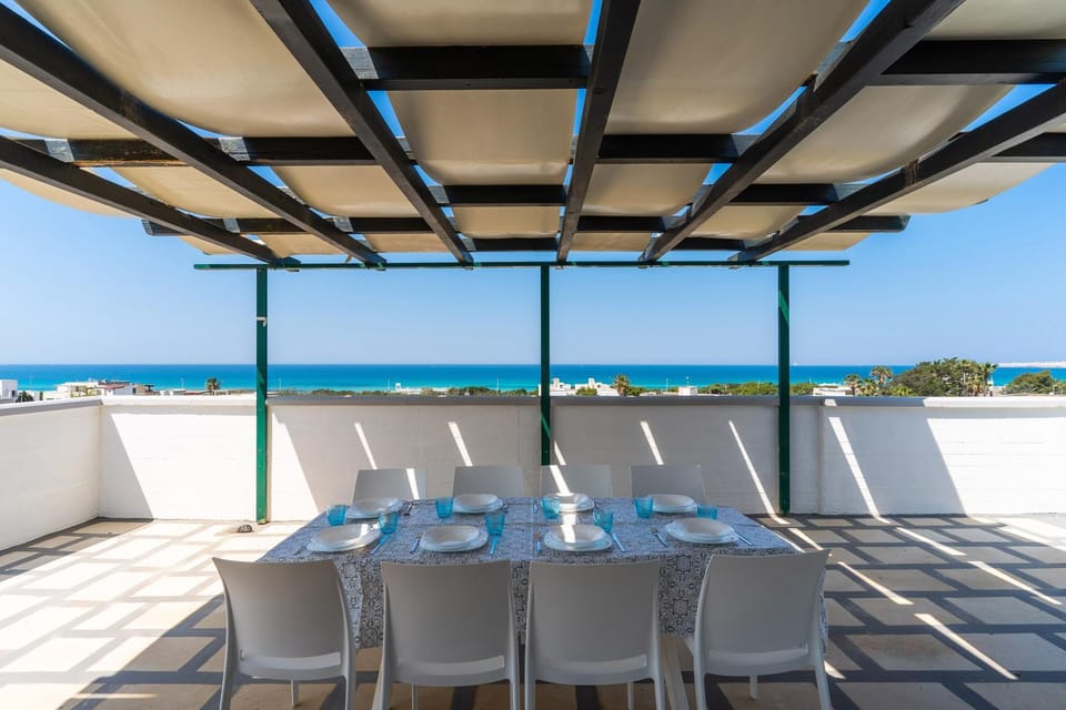 Natural landscape, View (from property/room), Balcony/Terrace, Dining area, Sea view