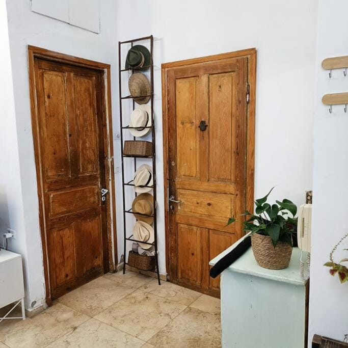 house with patio carmel market Apartment in Tel Aviv-Yafo