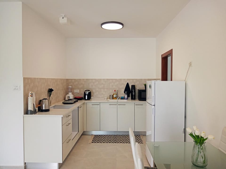 Coffee/tea facilities, Kitchen or kitchenette, minibar, stove, toaster