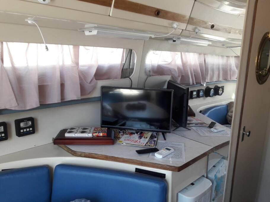 Waterfront 32' Bayliner Yacht Docked boat in Providence
