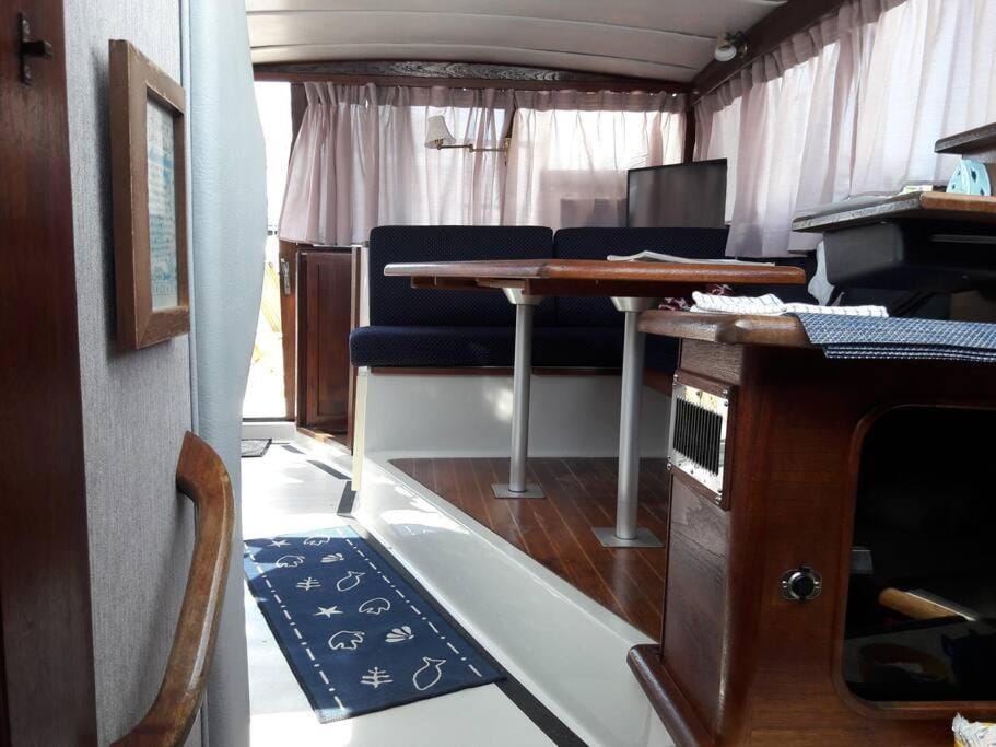 Waterfront 32' Bayliner Yacht Docked boat in Providence