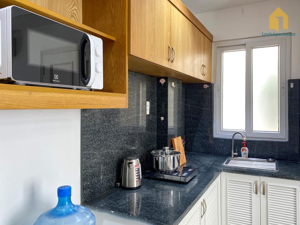 Coffee/tea facilities, Kitchen or kitchenette, stove, kitchen