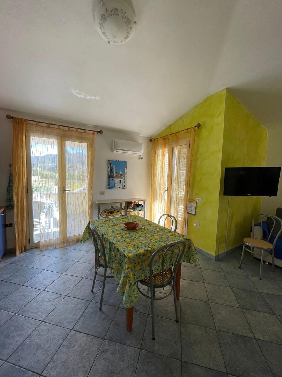 Living room, Dining area