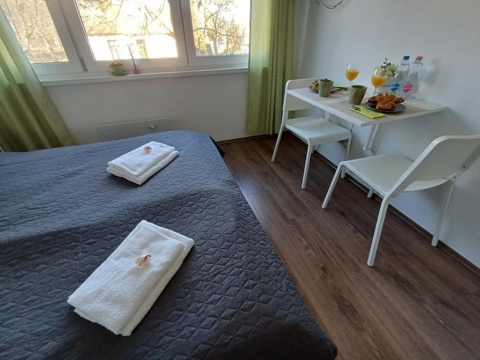 Bed, Dining area, Bedroom