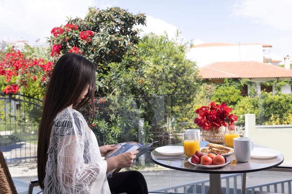 People, View (from property/room), Balcony/Terrace