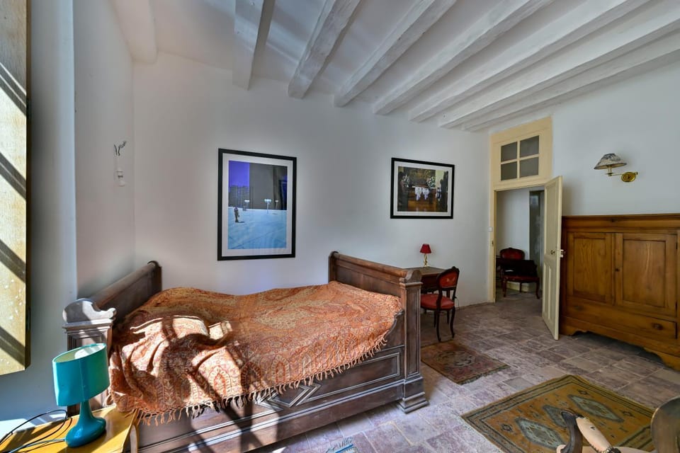Bed, Photo of the whole room, Seating area