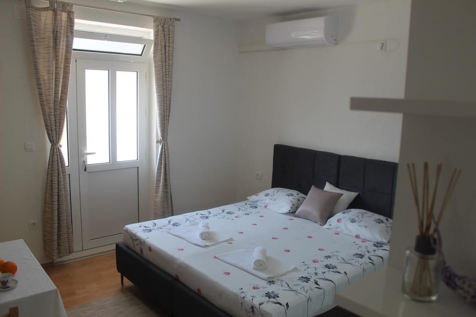Bed, Photo of the whole room, Bedroom, towels, air conditioner