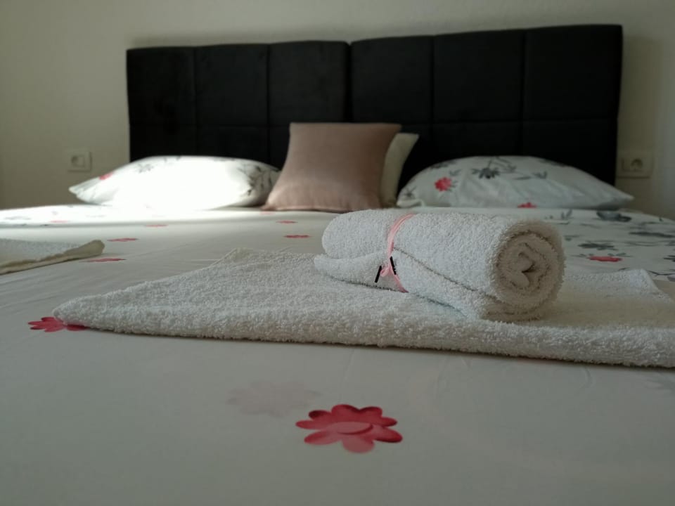 Bed, towels