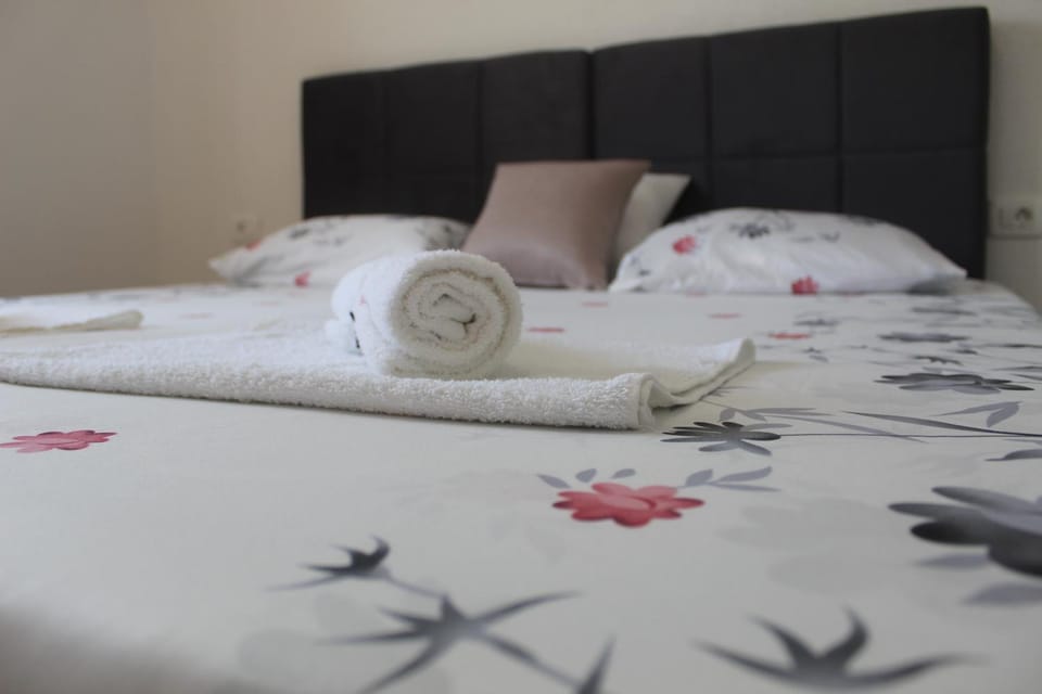 Bed, Bedroom, towels