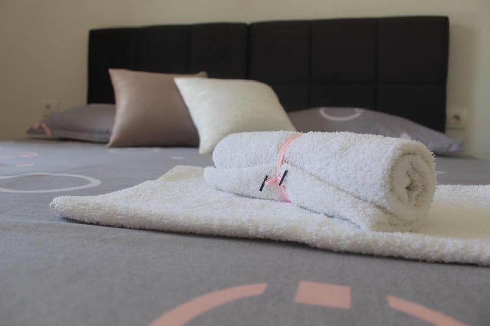 Bed, towels