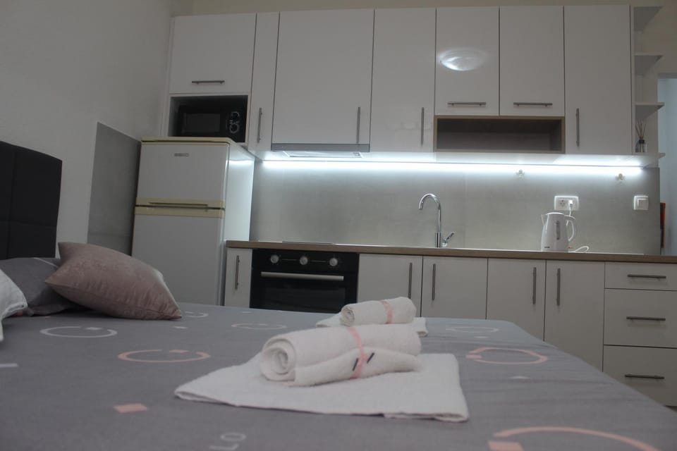 Bed, Kitchen or kitchenette, towels