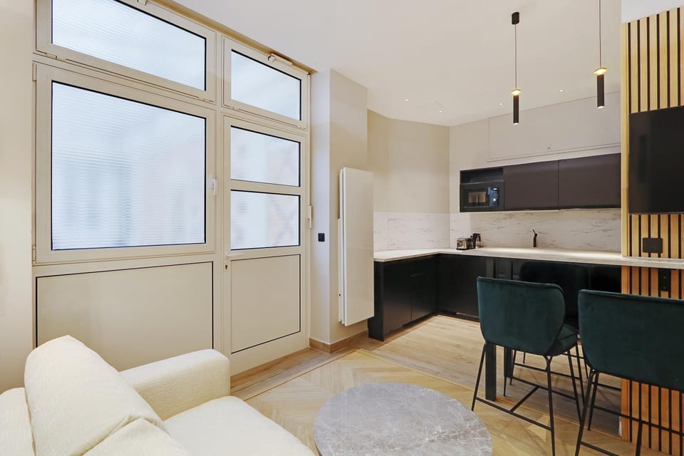 TV and multimedia, Kitchen or kitchenette, Living room, Seating area, Dining area, stove