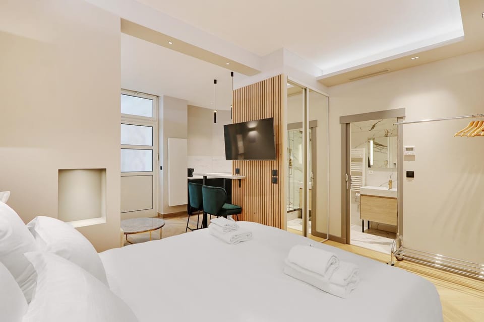 Bed, TV and multimedia, Photo of the whole room, Seating area, Dining area, Bedroom
