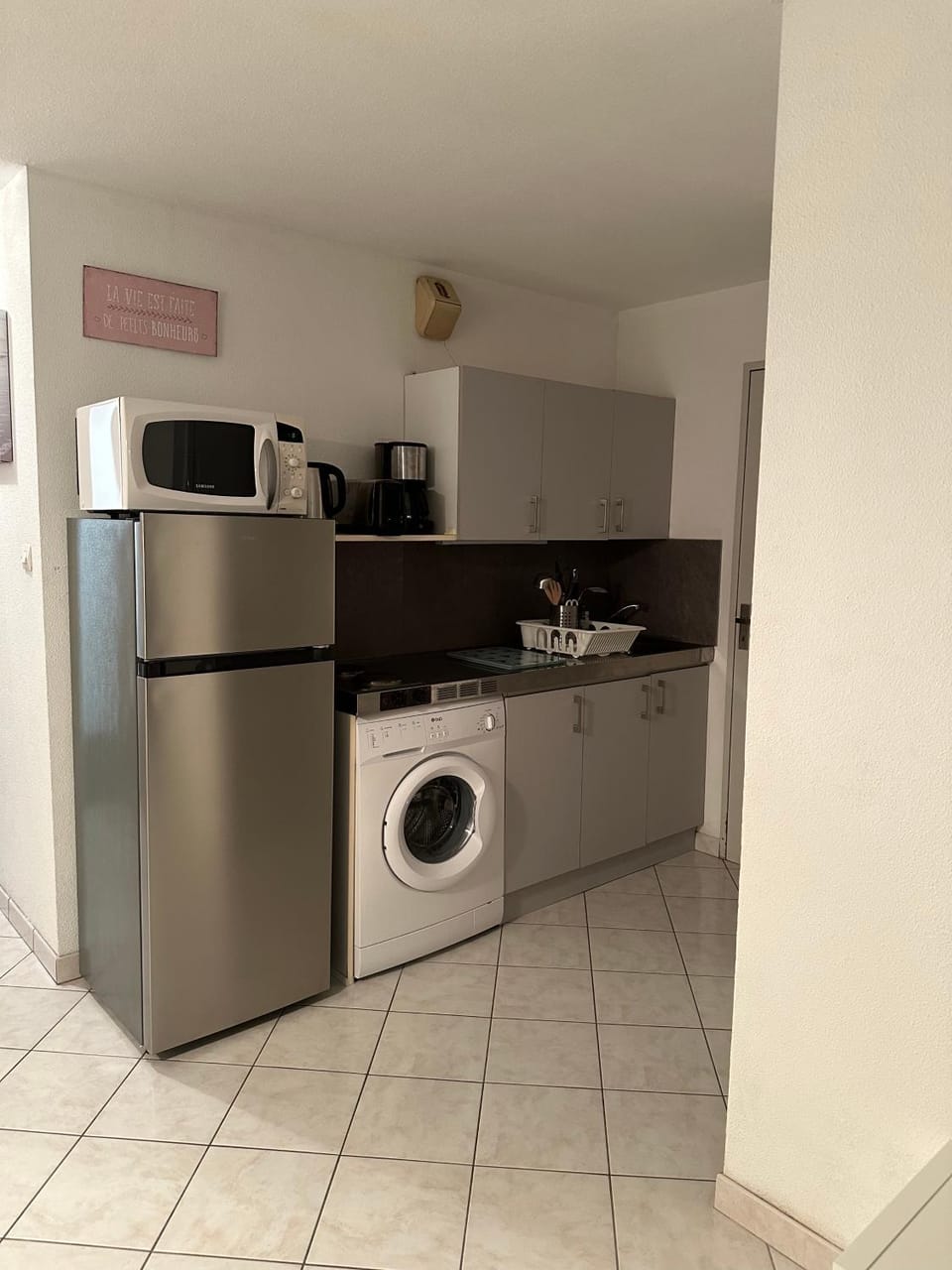 Kitchen or kitchenette, oven, washing machine
