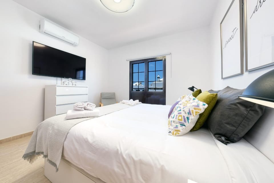Bed, TV and multimedia, Photo of the whole room, Bedroom