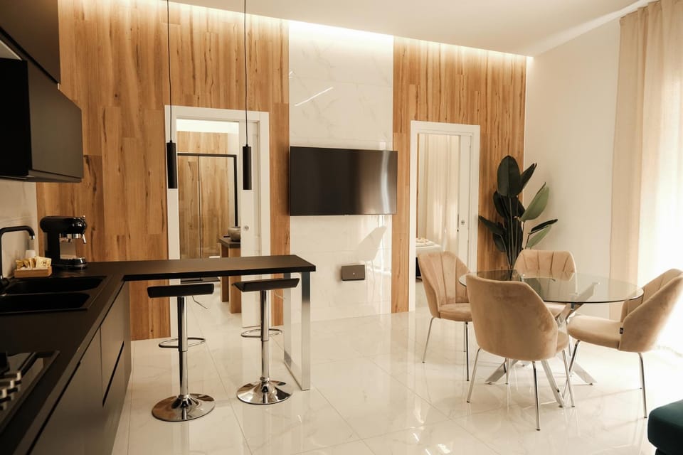TV and multimedia, Kitchen or kitchenette, Living room, Seating area, Dining area