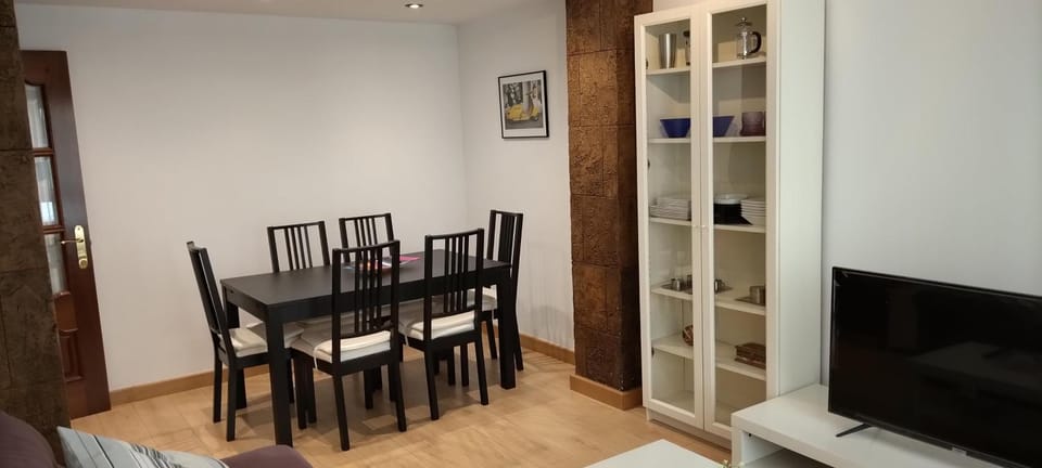 TV and multimedia, Living room, Seating area, Dining area