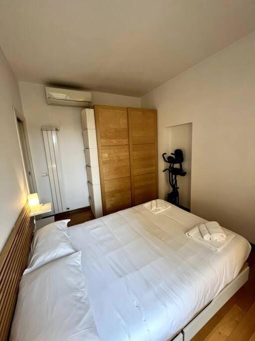 Bed, Photo of the whole room, Bedroom, wardrobe, air conditioner