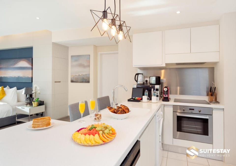 Coffee/tea facilities, Kitchen or kitchenette, oven, stove, toaster