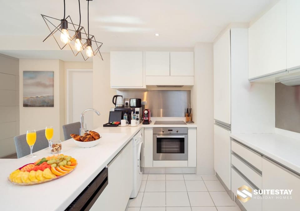 Coffee/tea facilities, Kitchen or kitchenette, Dining area, oven, stove, toaster