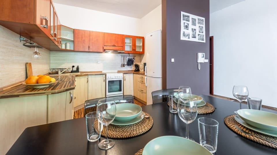 Kitchen or kitchenette, Food and drinks, Dining area, Food, minibar, pet friendly, stove