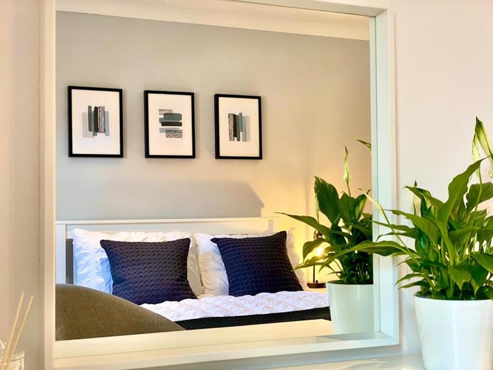 3 bedroom - 2 bathroom Townhouse in Corstorphine Near Murrayfield Stadium - Direct Bus To Edinburgh City Centre in 20 Minutes - Two Private Parking Spaces - Private Sunny Garden - Recently Refurbished House in Edinburgh