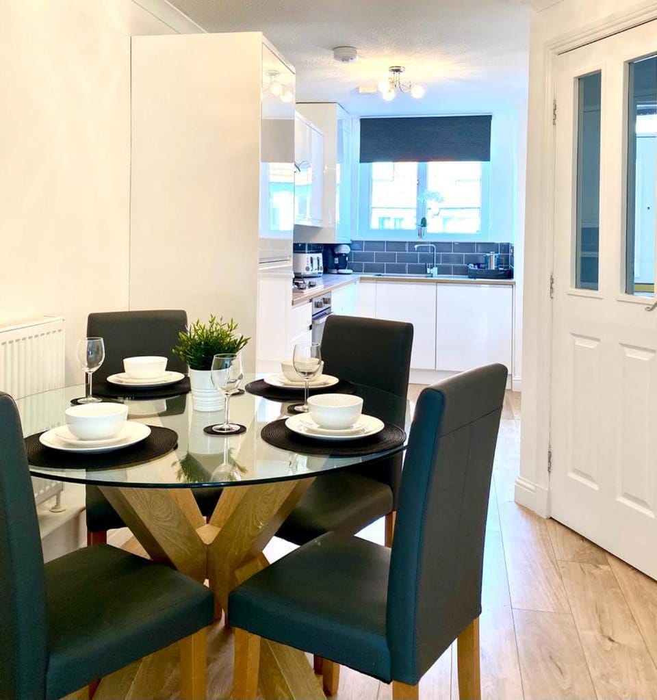 3 bedroom - 2 bathroom Townhouse in Corstorphine Near Murrayfield Stadium - Direct Bus To Edinburgh City Centre in 20 Minutes - Two Private Parking Spaces - Private Sunny Garden - Recently Refurbished House in Edinburgh