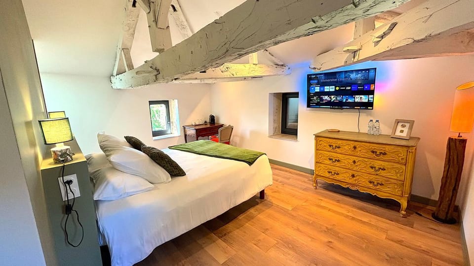 Bed, TV and multimedia, Photo of the whole room, Bedroom
