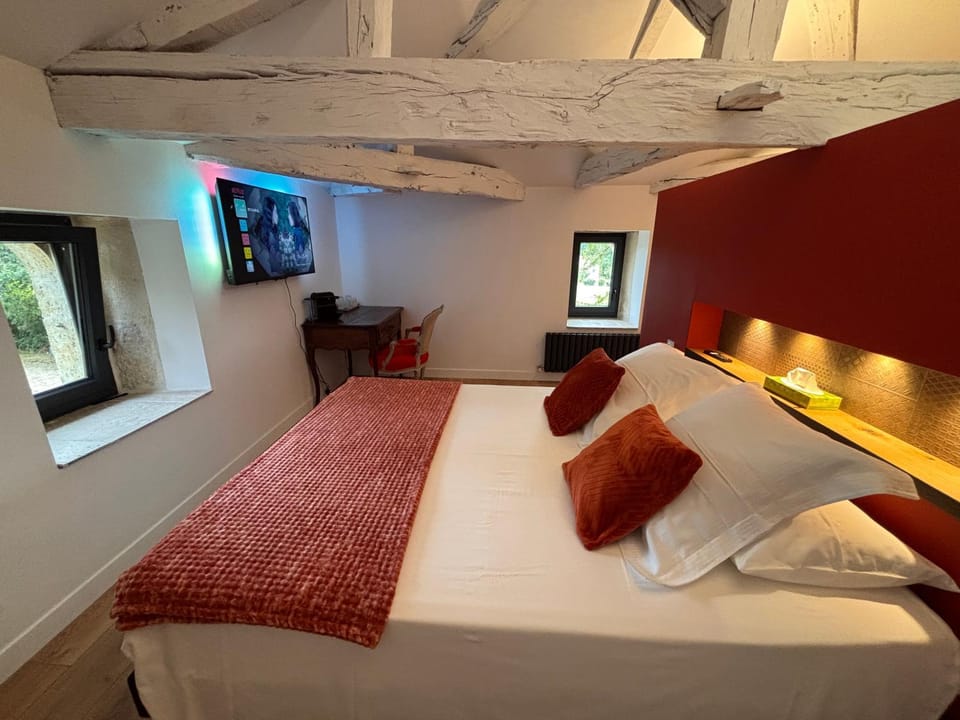 Bed, TV and multimedia, Photo of the whole room, Bedroom