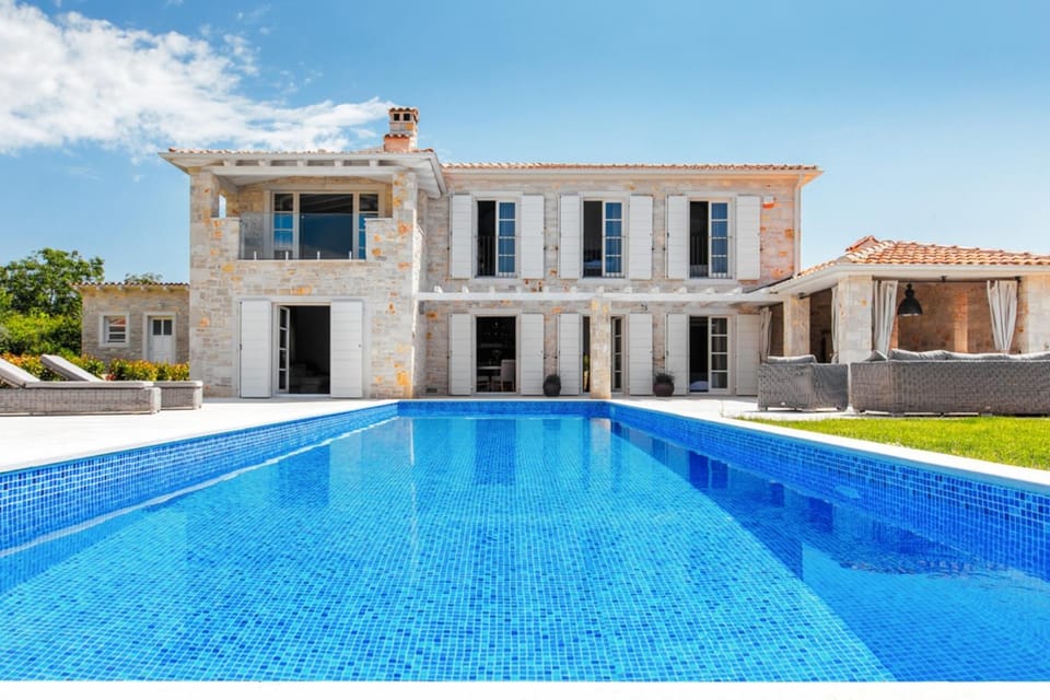 Property building, Day, Pool view, Swimming pool, sunbed